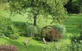 Der Garten der alten Getreidemühle bietet viel Platz zum Spielen und Toben